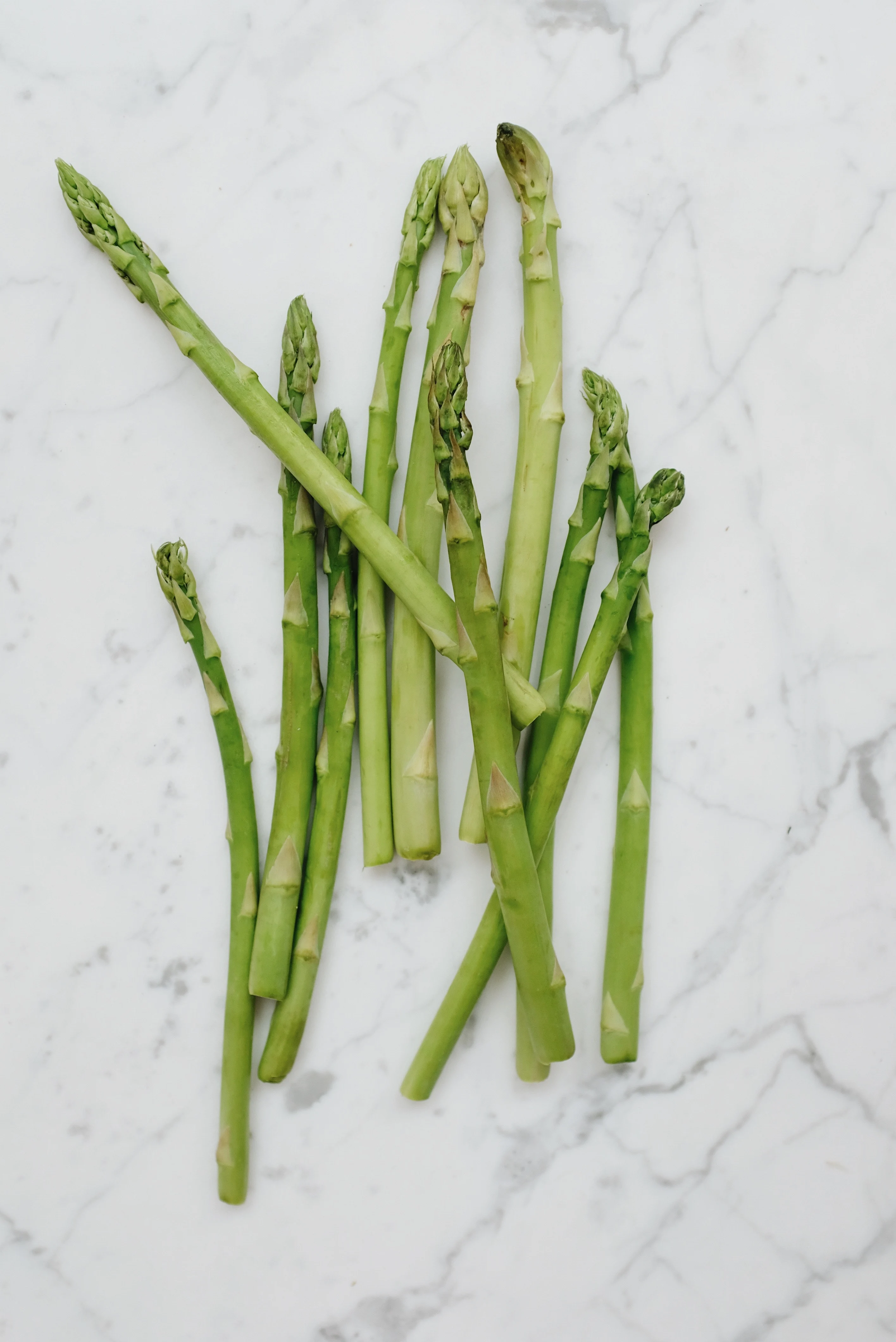 a pile of asparaguses
